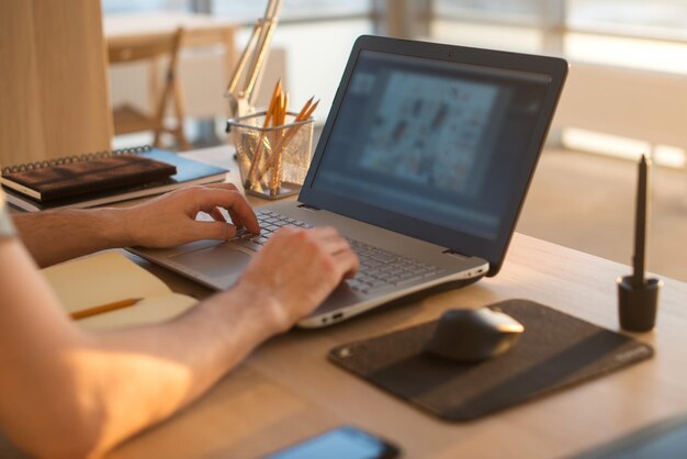 Mannen handen op notebook zakelijke persoon werkplek