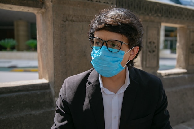 mannen Hij draagt een beschermend masker ter voorkoming van een virus Coronavirus-concept