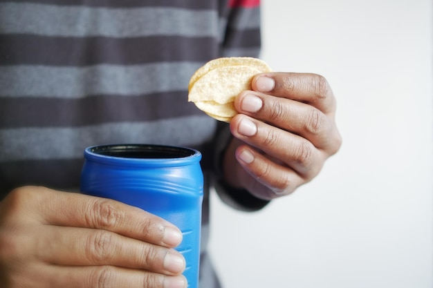 Mannen houden een open chipspakket vast