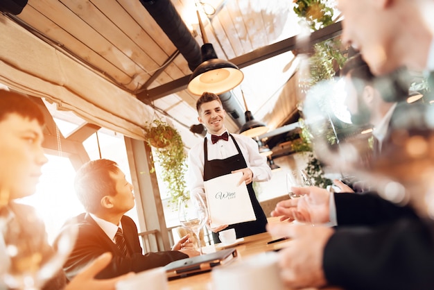 Mannen kiezen wijn in het restaurant