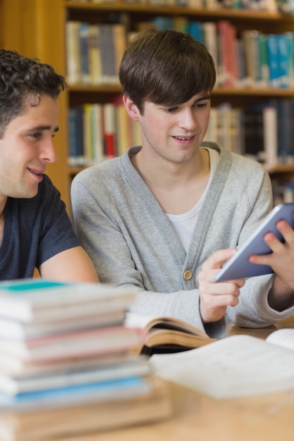 Mannen kijken naar tablet-pc