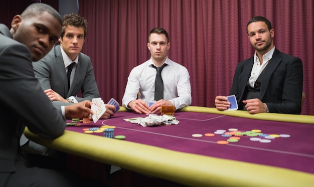 Mannen kijken omhoog van high stakes pokerspel