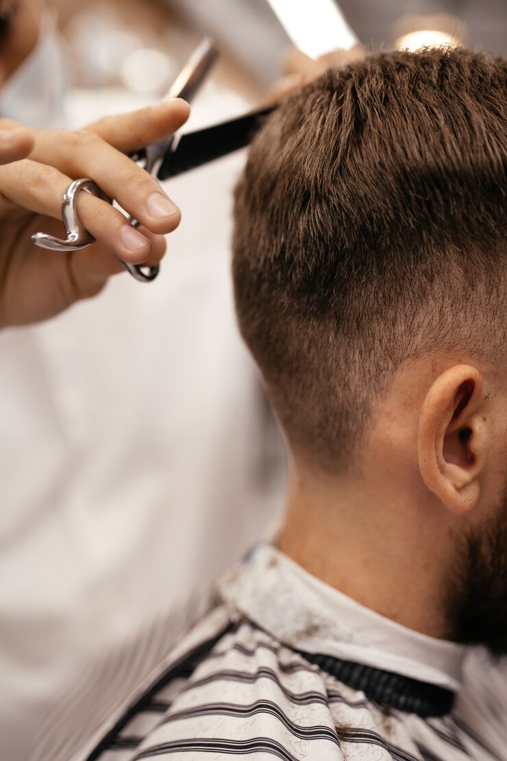 Mannen laten hun haar knippen bij de kapperszaak