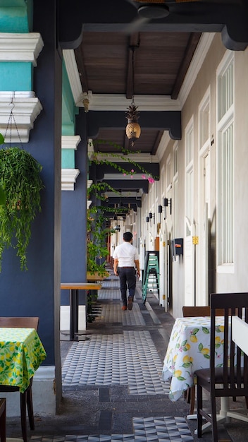 Mannen lopen onder arcadesbin singapore street