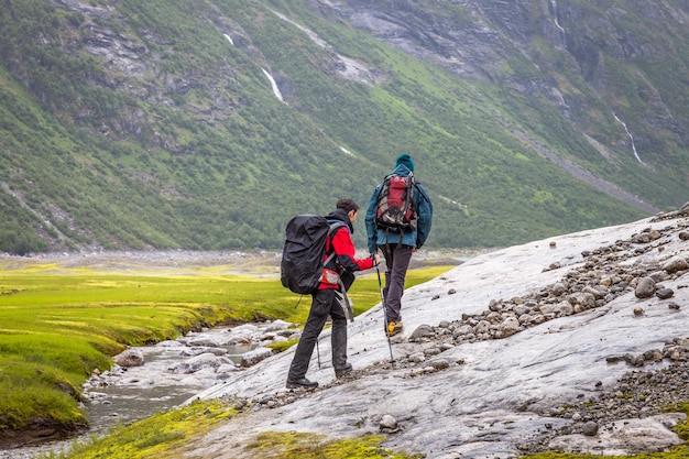 Foto mannen lopen op natte velden.