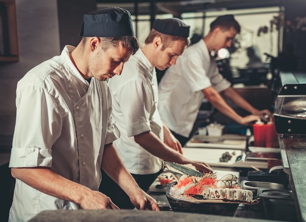 Mannen maken van heerlijke sushi in een restaurant