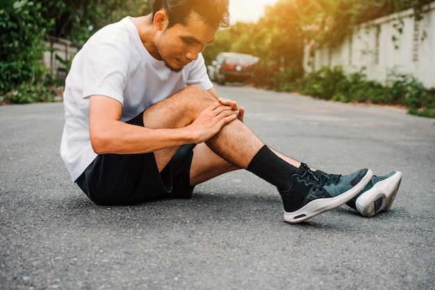 Mannen met kniepijn tijdens het joggen