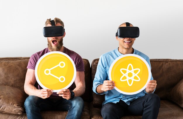 Mannen met VR-bril met technologieborden