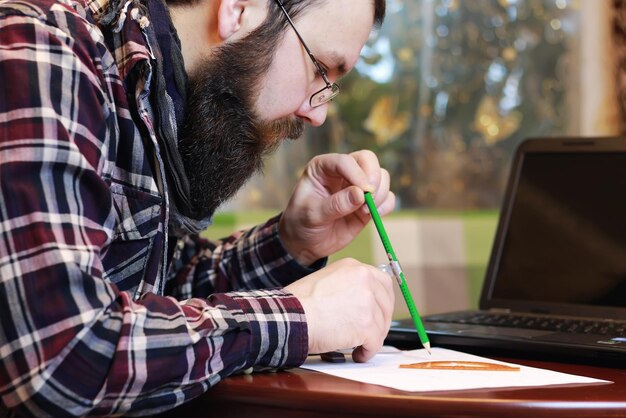 Mannen notebook werken met baard