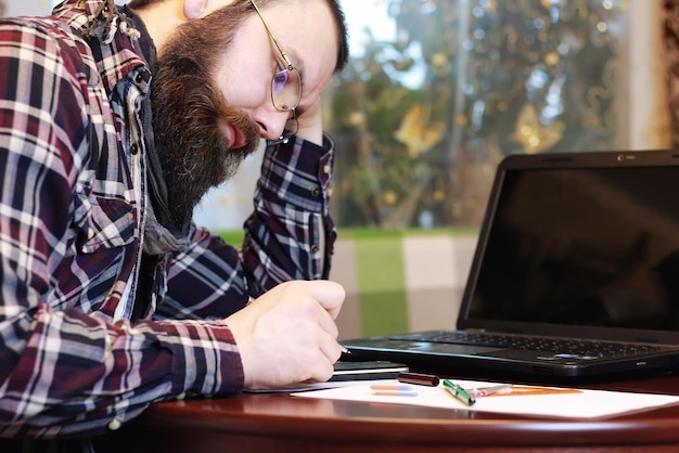 Mannen notebook werken met baard