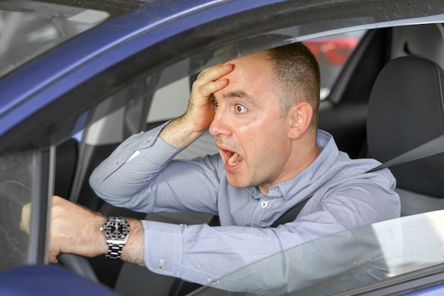 Mannen rijden. emotie. Schreeuwend, bang. Menselijke emotie gezichtsuitdrukking.