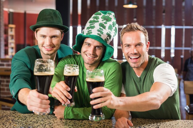 Foto mannen roosteren met bier