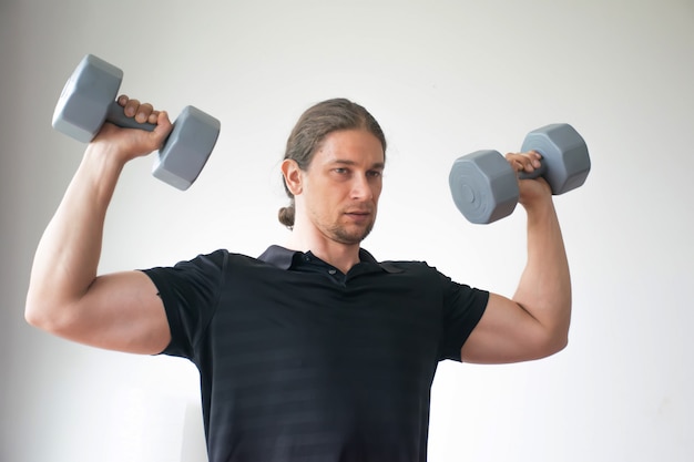 Mannen trainers leren je hoe je in fitness kunt trainen.