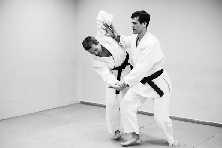 Foto mannen vechten op aikido training in martial arts school