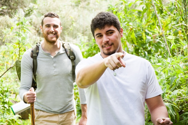 Mannen wandelen in de natuur