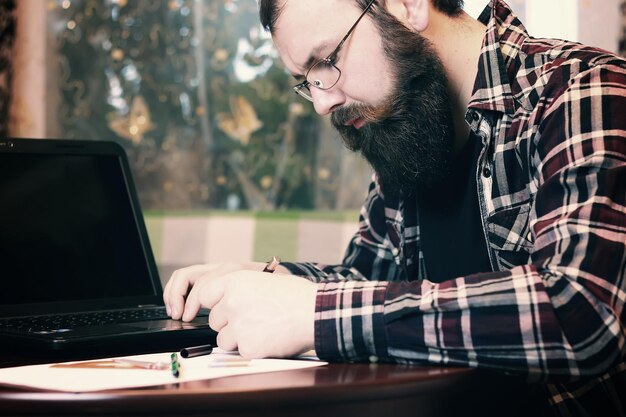 Mannen werk notebook bebaarde