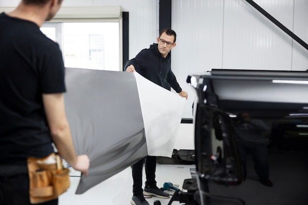 Foto mannen werken samen bij baan zijaanzicht