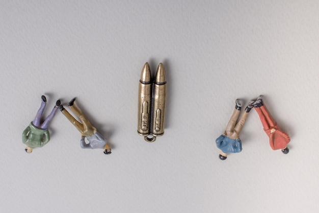 Foto mannenbeeldjemodel en bullet als conceptueel tegen oorlogsfotografie