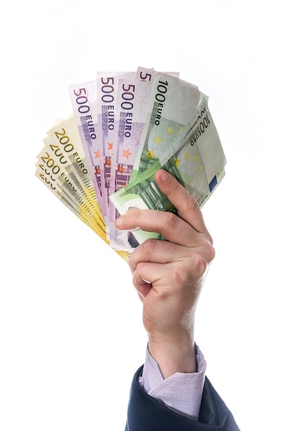 Mannenhand eurobankbiljetten uit stapel te trekken