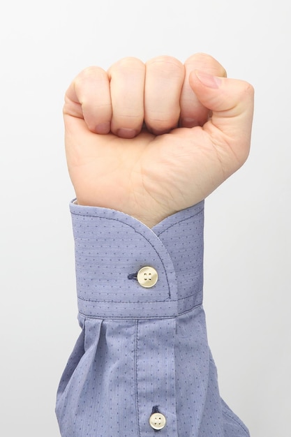 Foto mannenhand gebald in een vuist op een witte achtergrond