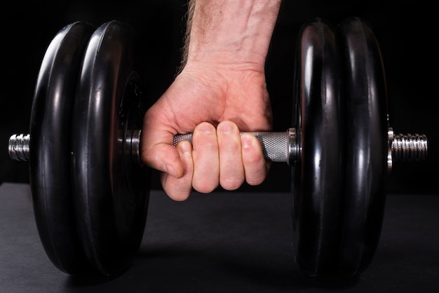 Mannenhand houdt stalen type-setting halter, sporttraining met gewicht