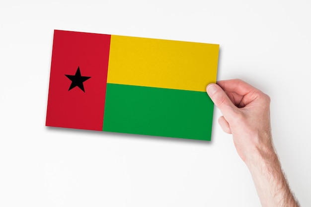 Mannenhand met de vlag van Guinee-bissau