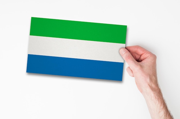 Mannenhand met de vlag van Sierra Leone