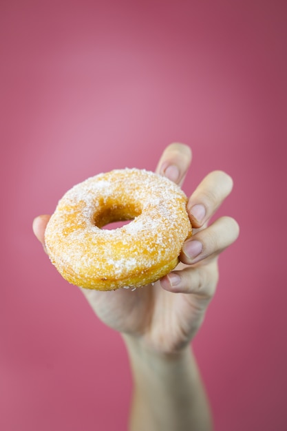 Mannenhand met een heerlijke donut