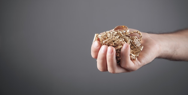 Mannenhand met gouden sieraden.