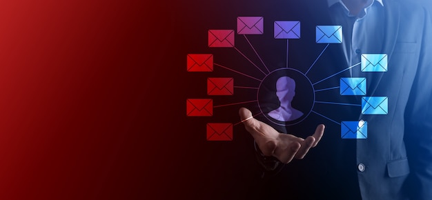 Mannenhand met letterpictogram, e-mailpictogrammen. Neem contact met ons op via nieuwsbrief-e-mail en bescherm uw persoonlijke gegevens tegen spammail. Klantenservice callcenter neem contact met ons op.E-mailmarketing en nieuwsbrief