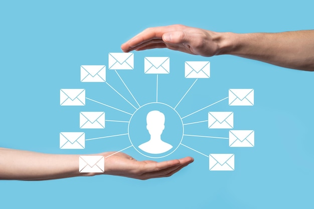 Mannenhand met letterpictogram, e-mailpictogrammen. Neem contact met ons op via nieuwsbrief-e-mail en bescherm uw persoonlijke gegevens tegen spammail. Klantenservice callcenter neem contact met ons op.E-mailmarketing en nieuwsbrief