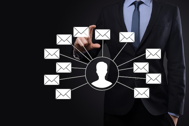 Mannenhand met letterpictogram, e-mailpictogrammen. Neem contact met ons op via nieuwsbrief-e-mail en bescherm uw persoonlijke gegevens tegen spammail. Klantenservice callcenter neem contact met ons op.E-mailmarketing en nieuwsbrief