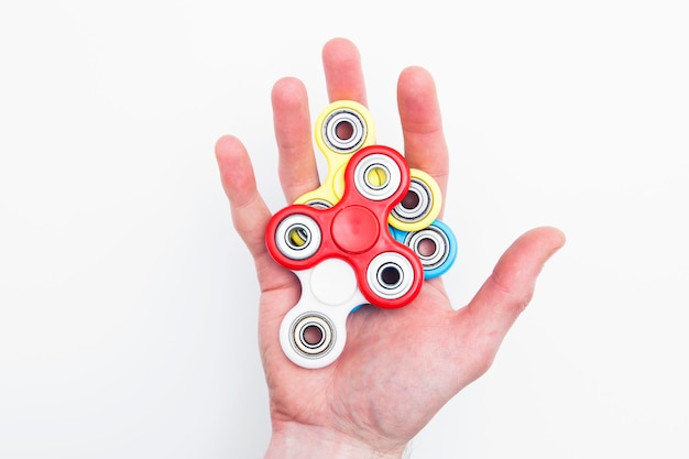 Mannenhand met populair fidget spinner-speelgoed