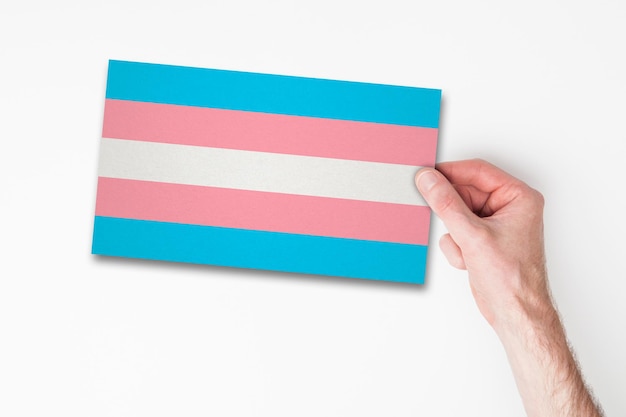 Mannenhand met transgender vlag