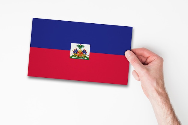 Mannenhand met vlag van haïti