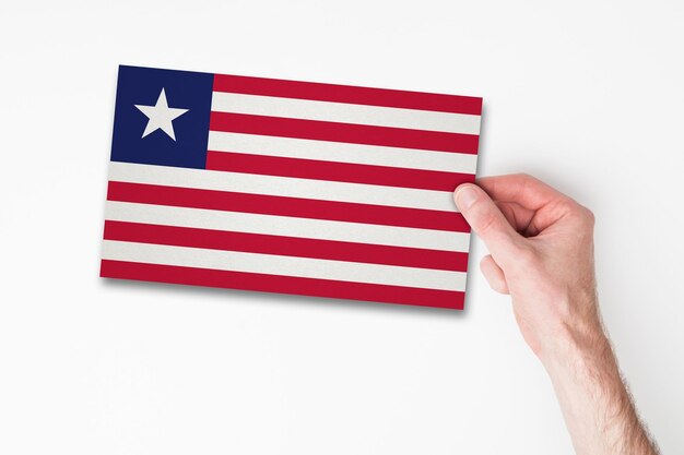 Mannenhand met vlag van Liberia