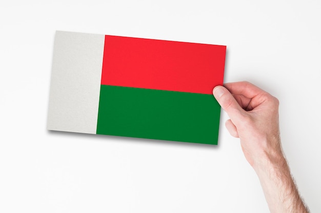 Mannenhand met vlag van Madagaskar