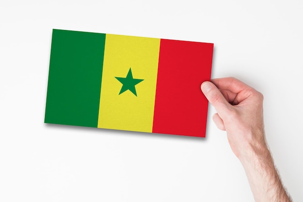 Mannenhand met vlag van Senegal