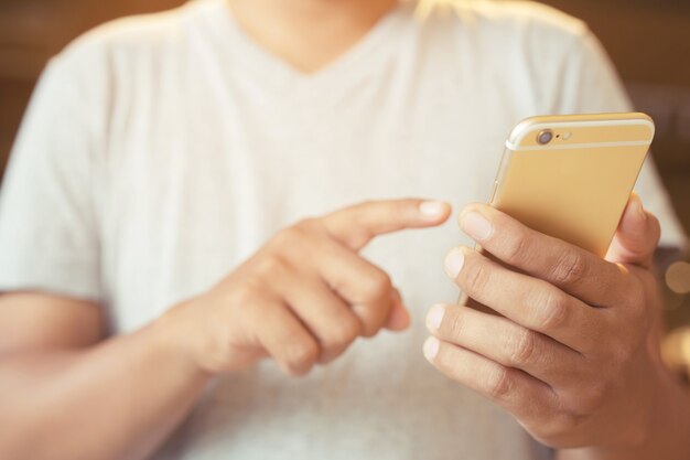 Mannenhand met wijzende vinger op scherm mobiele smartphone scherm aan te raken en app te gebruiken.