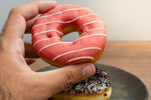 mannenhand oppakken van een heerlijke donut