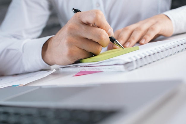 Mannenhand schrijven in Kladblok