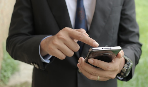 Mannenhand zoeken op internet van smartphone