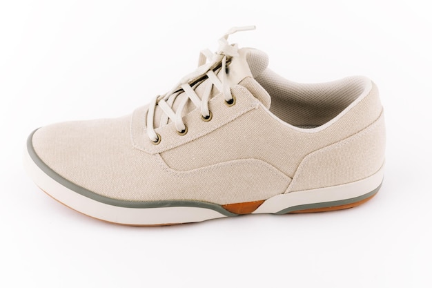 Mannenschoenen van natuurlijke weefsel geïsoleerd op een witte achtergrond