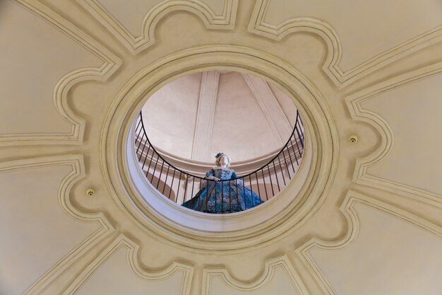 Photo mannequin dressed in old fashion (18th century). interior of an old italian palace.