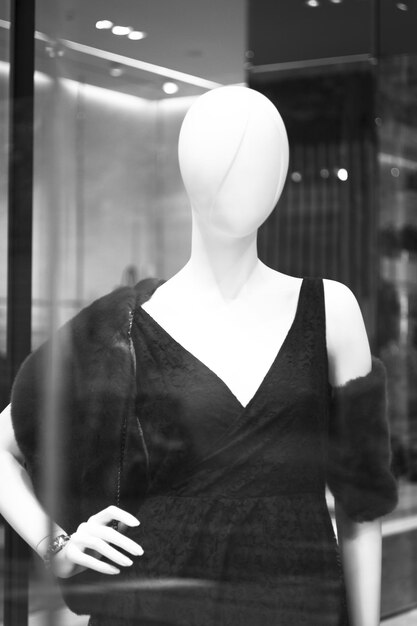 Foto mannequin gezien door glas in de winkel