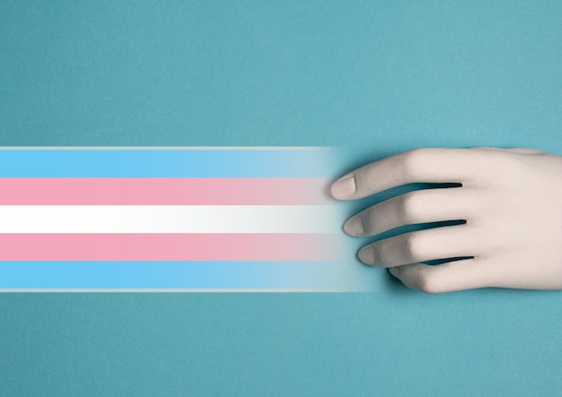 La mano del manichino disegna la bandiera transgender concetto di comunità e appartenenza a un gruppo