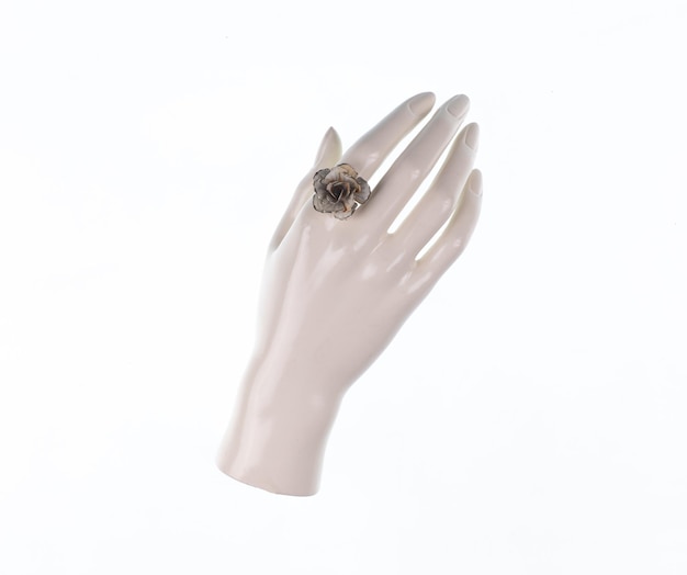 mannequin hand met sieraden ring geïsoleerd op een witte achtergrond