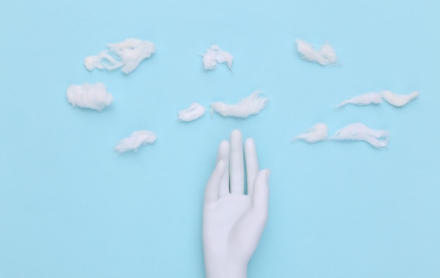 Mannequin hand op handgemaakte hemelachtergrond met wolken