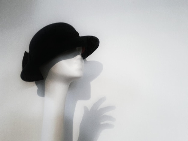 Фото Манекен в шляпе на белом фоне
