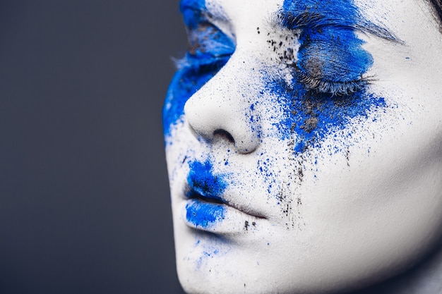 Mannequin meisje portret met kleurrijke poeder make-up